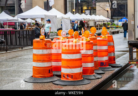 Chicago, Illinois, US. 9 mai 2019 : Travaux routiers. Texte de l'avant la construction de routes, la route panneau d'avertissement de couleur orange dans le centre-ville Banque D'Images