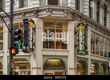 Chicago, Illinois, US. 9 mai 2019 : Mc Donald's fast food restaurant dans le centre-ville, le logo neon sign allumé sur la façade de l'immeuble Banque D'Images