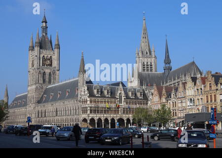 Ypres / Ieper Cloth Hall (Lakenhalle) et place du marché, Flandre Banque D'Images