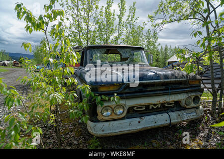 Vieille voiture,GMC, dans McCarthy, Alaska, United States. Autorack dans McCarthy, Alaska, USA Banque D'Images