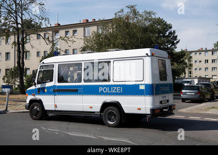 Berlin, Allemagne. 08Th Sep 2019. Une voiture de police est debout près de l'Bruno-Taut-Ring dans Neukölln. Un homme de 40 ans a été attaqué et il y a des blessures mortelles. L'homme était gorgé de sang trouvés le mercredi matin en face d'une maison sur l'anneau de Bruno Taut et est mort un peu plus tard à l'hôpital, la police a déclaré. Crédit : Paul Zinken/dpa/Alamy Live News Banque D'Images