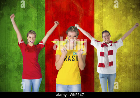 Image composite de plusieurs fans de football contre le Cameroun drapeau en effet grunge Banque D'Images