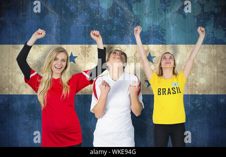 Image composite de plusieurs fans de football contre le Honduras drapeau en effet grunge Banque D'Images