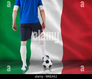 Image composite du joueur de football debout avec balle contre drapeau national italien générés numériquement Banque D'Images