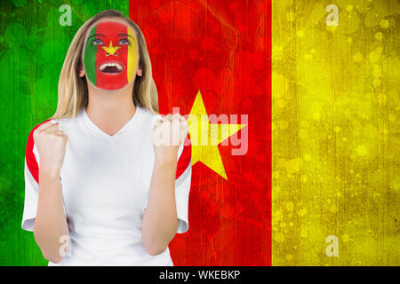 Cameroun excité ventilateur dans la peinture pour le visage contre le Cameroun acclamer drapeau en effet grunge Banque D'Images