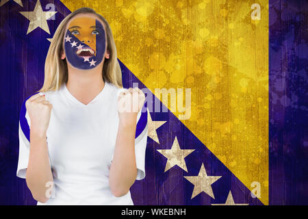 Excité, ventilateur dans la peinture pour le visage cheering contre la Bosnie drapeau en effet grunge Banque D'Images