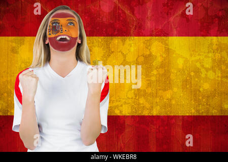 Ventilateur en espagne excité face paint acclamations à l'encontre de l'Espagne drapeau en effet grunge Banque D'Images