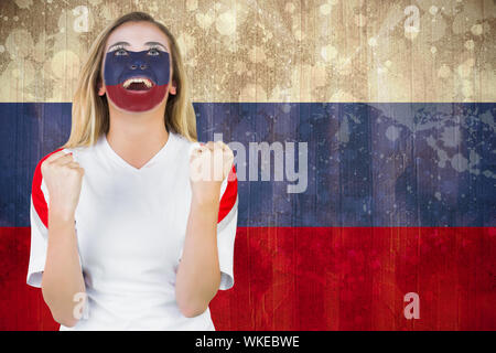 La Russie excité ventilateur dans la peinture pour le visage cheering contre la Russie drapeau en effet grunge Banque D'Images