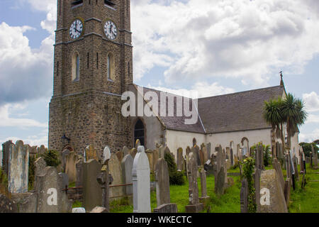 7 août 2019 construction de l'église paroissiale de Donaghadee avec Bell et tour de l'horloge dans l'ancien cimetière de Donaghadee en Irlande du Nord Banque D'Images