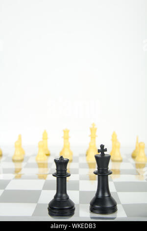 Pièces d'échecs sur un échiquier Banque D'Images