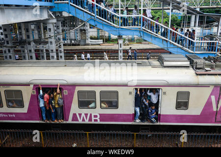 L'Inde, Mumbai, suburban Malad, gare de train de banlieue à banlieue Ouest WR, voyage entre suburbans et centre-ville Banque D'Images