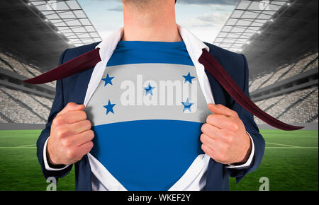 L'ouverture d'affaires chemise pour révéler drapeau honduras contre vaste stade de foot avec les fans en blanc Banque D'Images