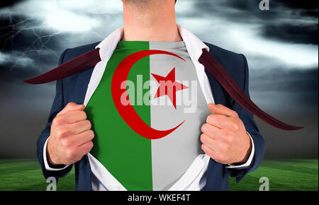 L'ouverture d'affaires chemise pour révéler l'Algérie flag contre terrain de football sous ciel d'orage Banque D'Images