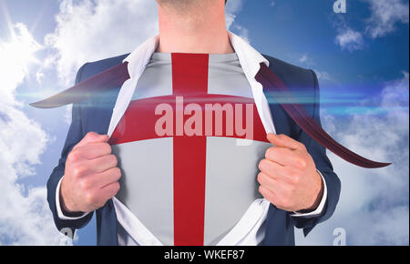 Chemise homme d'ouvrir pour révéler un drapeau de l'Angleterre contre ciel bleu avec des nuages Banque D'Images