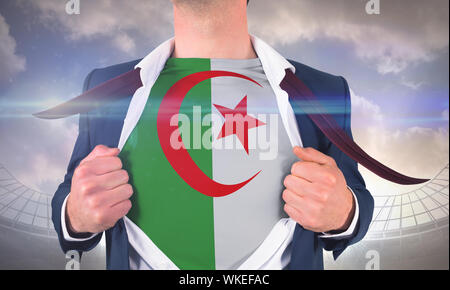 L'ouverture d'affaires chemise pour révéler l'Algérie flag contre grand stade de football sous ciel nuageux ciel bleu Banque D'Images