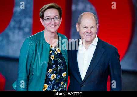 04 septembre 2019, La Sarre, Sarrebruck : Olaf Scholz, Ministre fédéral des Finances, et Klara Geywitz, membre du Parlement de l'état de Brandebourg, sont debout dans le hall de la salle des congrès. Dans la soirée, la première des 23 conférences régionales SPD aura lieu à Sarrebruck. Il s'agit de la succession de la chef du parti démissionnaire Nahles. Photo : Uwe Anspach/dpa Banque D'Images