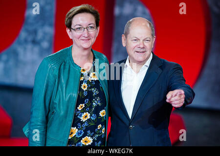 04 septembre 2019, La Sarre, Sarrebruck : Olaf Scholz, Ministre fédéral des Finances, et Klara Geywitz, membre du Parlement de l'état de Brandebourg, sont debout dans le hall de la salle des congrès. Dans la soirée, la première des 23 conférences régionales SPD aura lieu à Sarrebruck. Il s'agit de la succession de la chef du parti démissionnaire Nahles. Photo : Uwe Anspach/dpa Banque D'Images