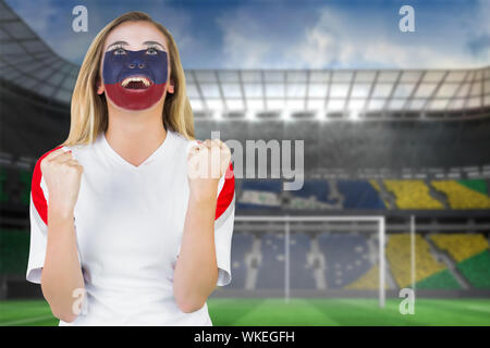 La Russie excité ventilateur dans la peinture pour le visage contre l'encouragement en terrain de football grand stade Banque D'Images