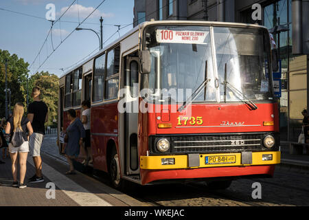 Poznan, Pologne - 31 août 2019 : Hop on hop off bus vintage ligne touristique dans le centre-ville. Banque D'Images