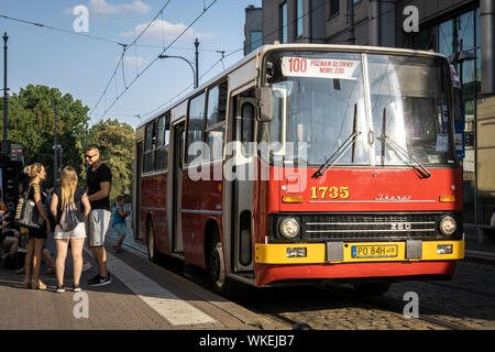 Poznan, Pologne - 31 août 2019 : Hop on hop off bus vintage ligne touristique dans le centre-ville. Banque D'Images