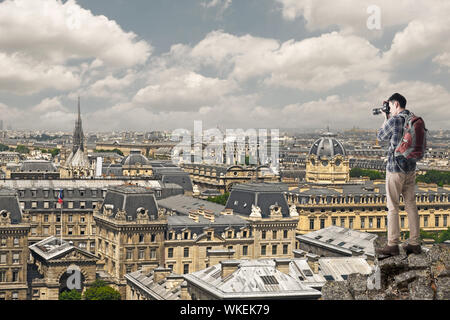 Asian young male backpacker prendre une photo, l'arrière-plan dans la ville de Paris, France. Compilation de photos. Banque D'Images