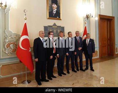 Istanbul, Turquie. 08Th Sep 2019. Le premier ministre tchèque Andrej Babis, 3e à partir de la gauche, le ministre du commerce tchèque Karel Havlicek, 5e à partir de la gauche, l'ambassadeur tchèque à la Turquie Pavel Kafka, 2e de gauche et Istanbul gouverneur Ali Yerlikaya, 4e à partir de la gauche, poser pour les photographes après leur réunion du 4 septembre 2019, à Istanbul, Turquie. Crédit : Marek Opatrny/CTK Photo/Alamy Live News Banque D'Images