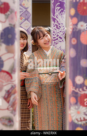 Le soleil brille, les jeunes femmes en costume traditionnel à la Station Arashiyama, Kyoto, Japon. Banque D'Images