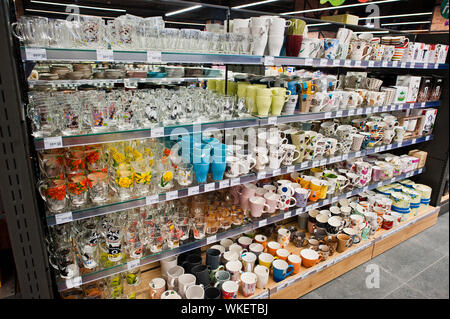 Kiev, Ukraine - septembre 4, 2019 : Silpo supermarché. Tasses sur l'étagère de magasin. Banque D'Images