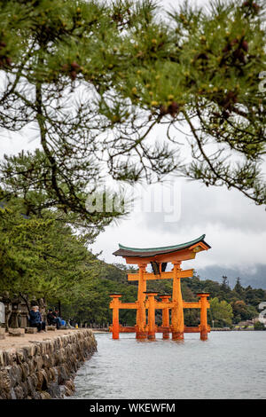 Grand Torii Orange, ou l'île de Miyajima Itsukushima, Hroshima, au Japon. Banque D'Images