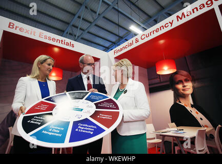 Ministre des affaires étrangères M. Simon Coveney, ministre pour les affaires Heather Humphreys (à droite), et le ministre des Affaires européennes Helen McEntee lors du lancement de la section 'pour votre activité Brexit prêt - Mesures pratiques au cours de la campagne des marchés internationaux du Enterprise Ireland Semaine au RDS à Dublin. Banque D'Images