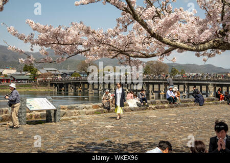 Les touristes par lune, pont de Arashiyama, Kyoto, Japon. Banque D'Images