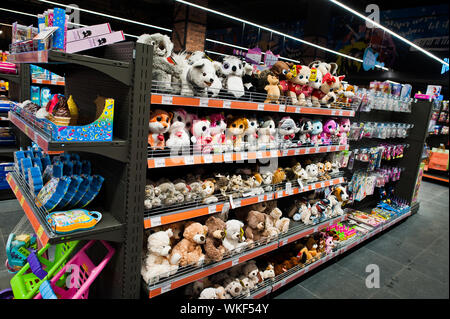 Kiev, Ukraine - septembre 4, 2019 : Silpo supermarché. Les jouets sur les étagères de magasin. Banque D'Images