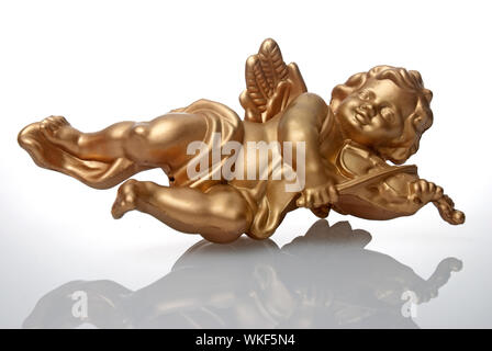 Plastique Angel statue d'un ange d'or à jouer du violon avec réflexion sur fond blanc. Banque D'Images