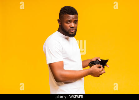 Triste african american man porte-monnaie vides Banque D'Images