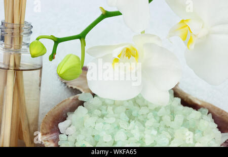 Orchidée blanche aux huiles essentielles et sels de bain. Shallow DOF. Banque D'Images