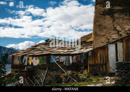 Le séchage des vêtements contre maison en pierre avec machub en dalles Ushguli commune, Upper Svaneti, Georgia. Banque D'Images