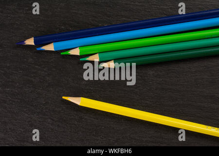 Groupe de 6 ensemble de crayons de couleur sur flatlay pierre gris Banque D'Images