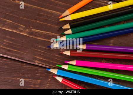 Ensemble de crayons de couleur bois marron sur flatlay Banque D'Images