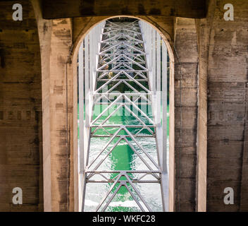 NIAGARA FALLS, CANADA - LE 27 AOÛT 2017 : le dessous du pont en arc-en-ciel, qui relie le Canada et les États-Unis au sujet de la gorge de la rivière Niagara Banque D'Images