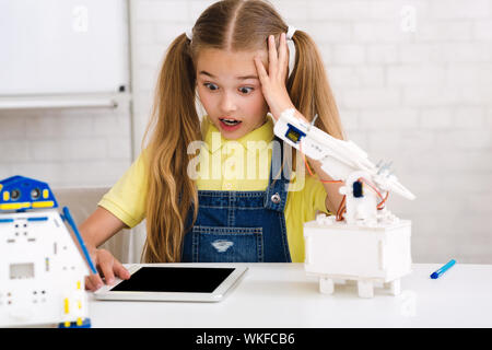 L'éducation de la tige. Choqué girl fait erreur lors de la création de robot Banque D'Images