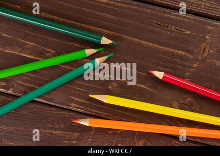 Groupe de 6 ensemble de crayons de couleur bois marron sur flatlay Banque D'Images