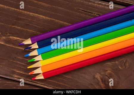 Groupe des sept ensemble crayon de bois brun sur flatlay Banque D'Images