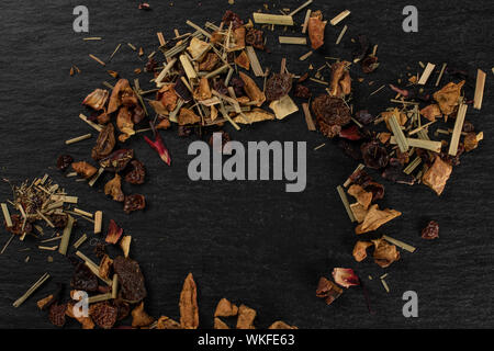 Beaucoup de morceaux de fraises airelles plateau copyspace flatlay sur pierre gris Banque D'Images