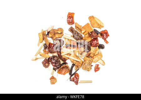 Beaucoup de morceaux de fraises airelles plateau heap flatlay isolé sur fond blanc Banque D'Images