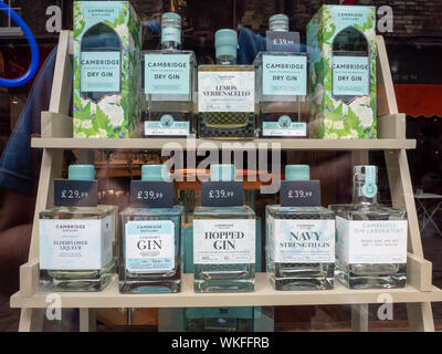 La vitrine et les bouteilles de gin dans la fenêtre de la boutique Laboratoire Gin Cambridge dans Green Street Cambridge UK Banque D'Images