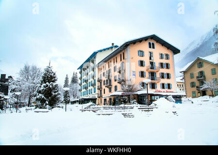 Chamonix, France - 30 janvier 2015 : office de tourisme et sur les montagnes de Chamonix, France Banque D'Images