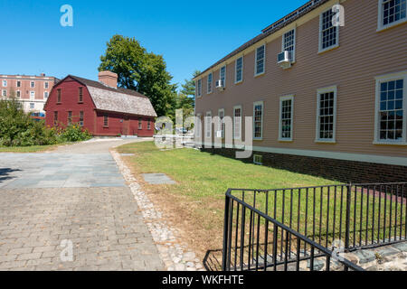 Site historique avec Slater Mill moulin jaune et rouge Sylvanus Brown House à Pawtucket, Rhode Island Banque D'Images