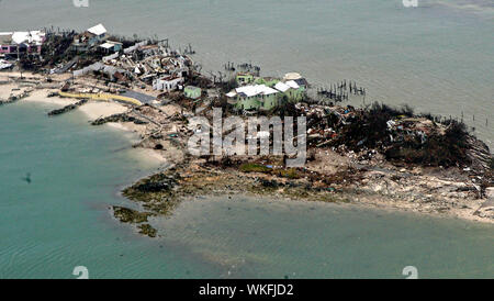 Marsh Harbour, Abaco, Bahamas. 03 Septembre, 2019. Avis de destruction totale vu à partir d'une garde côtière des États-Unis C-130 à la suite du cyclone Dorian le 3 septembre, 2019 à Marsh Harbour, Abaco, Bahamas. Dorian a frappé la petite nation insulaire comme une tempête de catégorie 5 avec des vents de 185 mph. Crédit : Adam Stanton et la USCG/Alamy Live News Banque D'Images