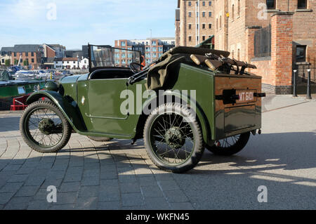 Les véhicules militaires classiques sur l'affichage à Gloucester Docks,le sud de l'Angleterre Banque D'Images