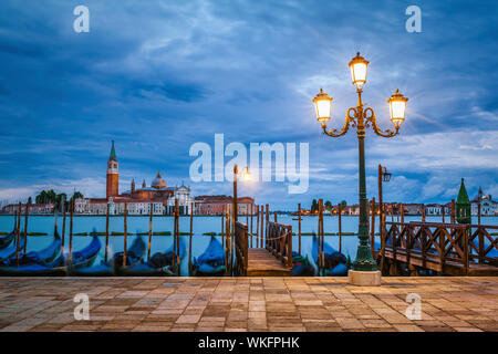 Gondoles flottant sur le Grand Canal après le coucher du soleil Banque D'Images